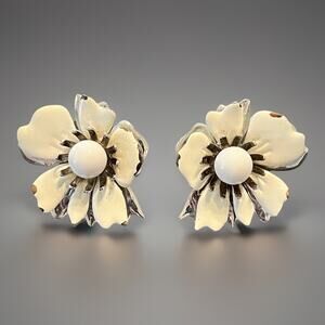Vtg Sarah Coventry Clip On Earrings - White Enamel Flower Silver-tone Costume